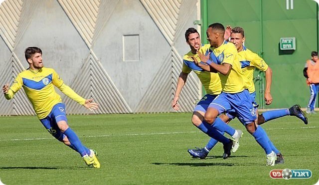 מיכה לאוטה חוגג (לירן דורף)